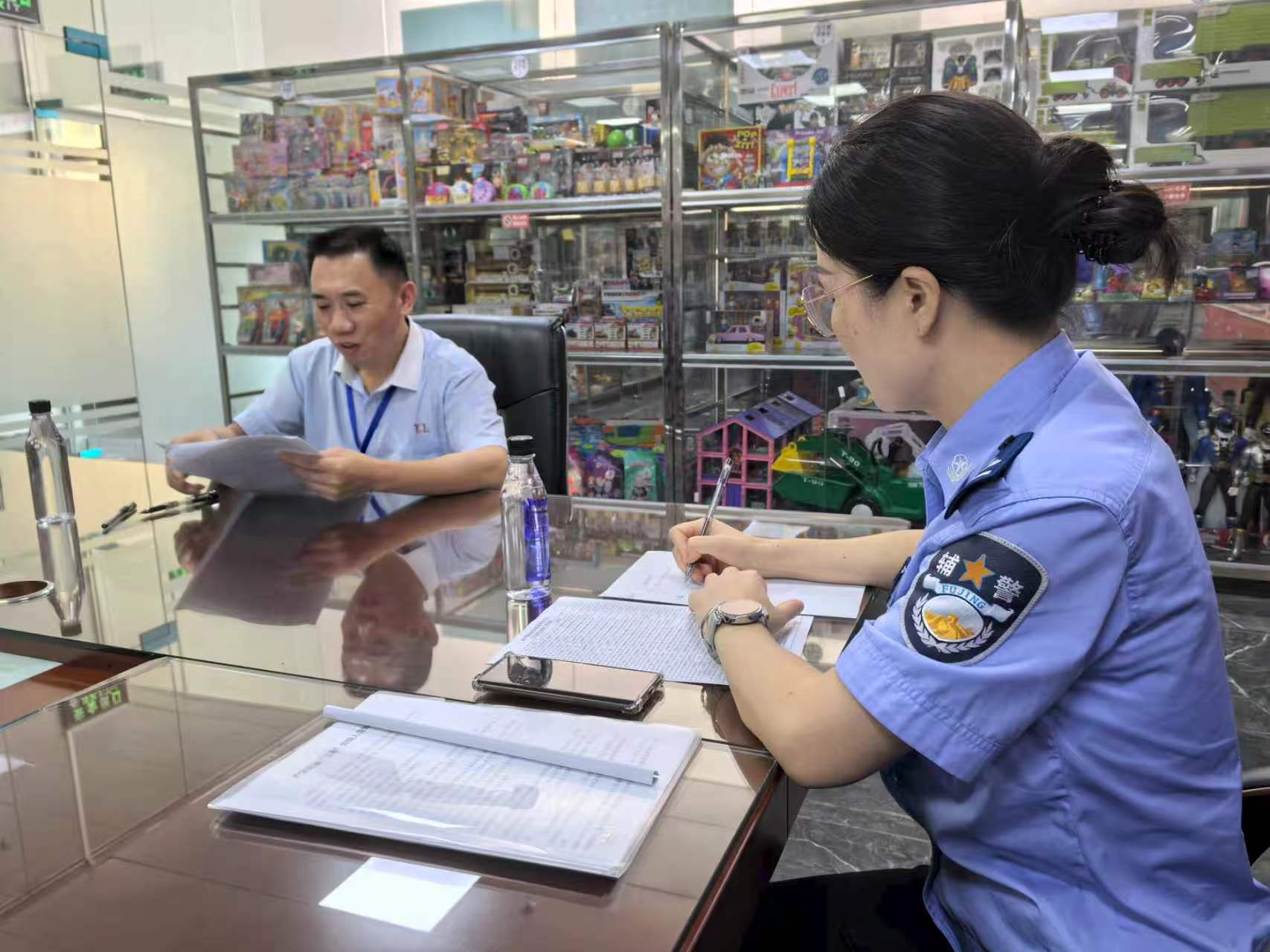 【深耕行动】蓝山公安：上门办证暖企便民 普法护航筑牢防线