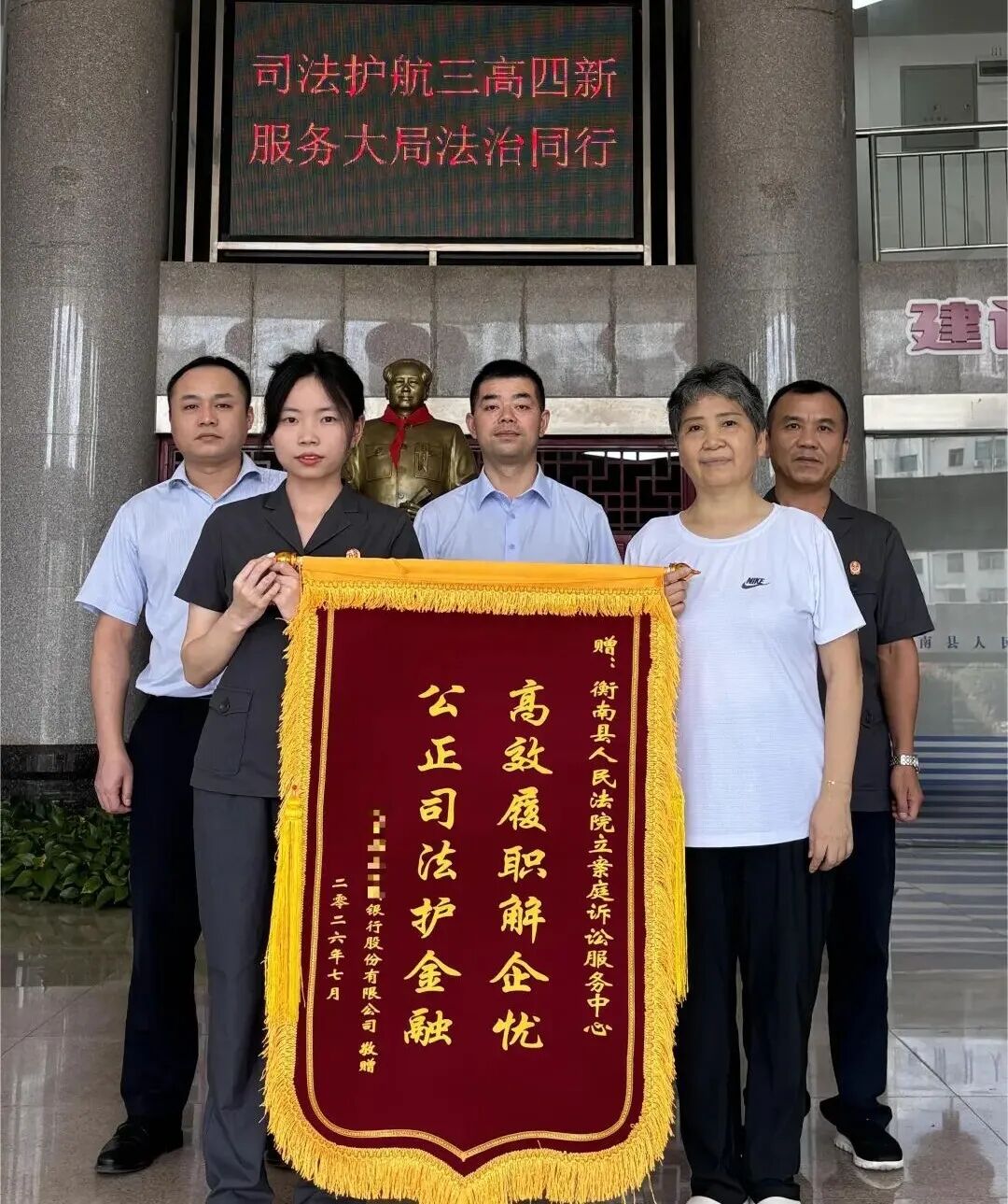 借银发之力量  化矛盾于前端