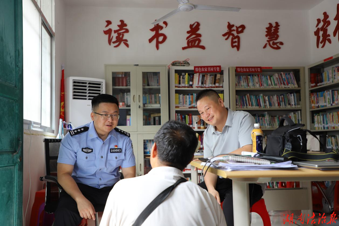【强治理 护民安 促发展】“警察蓝”遇见“书香地”——泸溪公安赴“明志书屋”慰问大学生志愿者与留守儿童