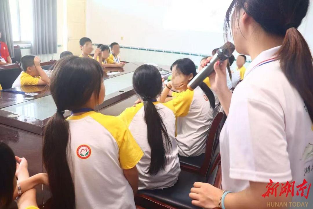 学子下乡传法理 法治清风润童心