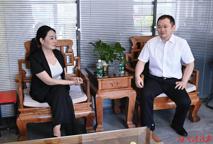 新晃法院：院长候选人杨龙走访省人大代表何丽华