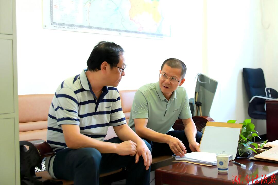 保靖法院党组书记吴忠孝赴城郊法庭及阿扎河村走访调研