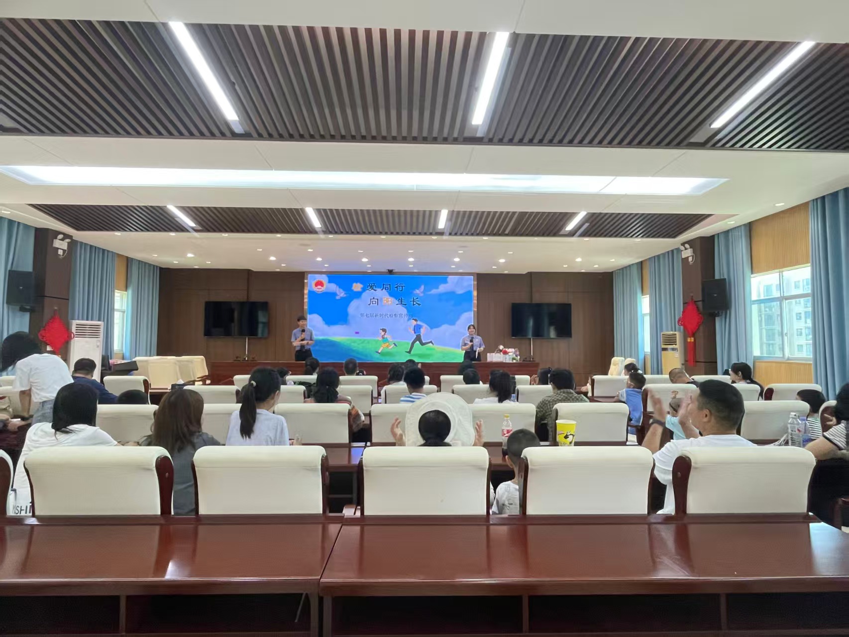 安全课堂＋趣味抢答！洪江市人民检察院开展“检爱同行，向阳生长”检察开放日活动