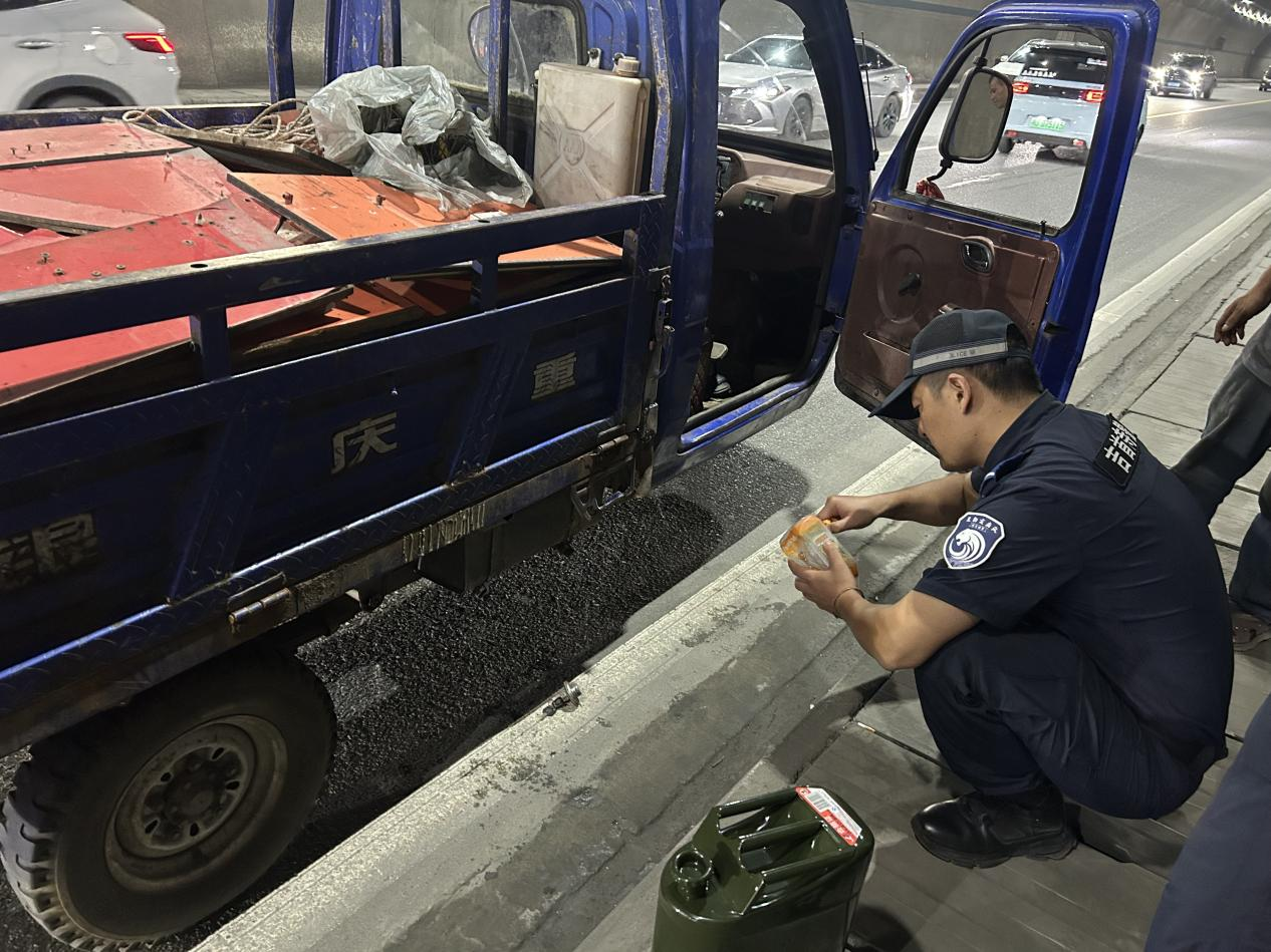 吉首：隧道三轮车抛锚受困 巡特警队员徒手推车暖民心
