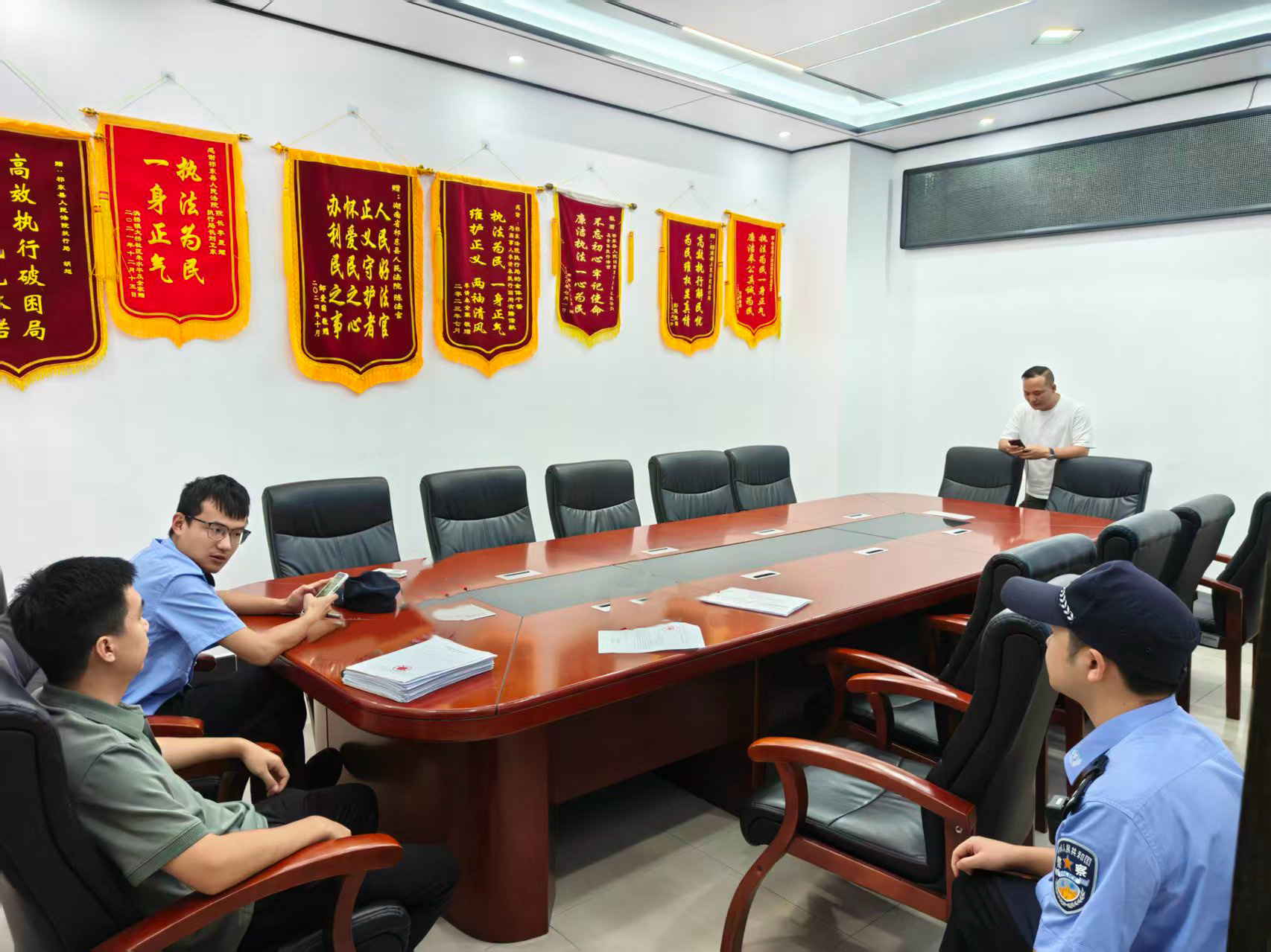 交叉执行｜一通开庭传话后，失信被执行人主动现身