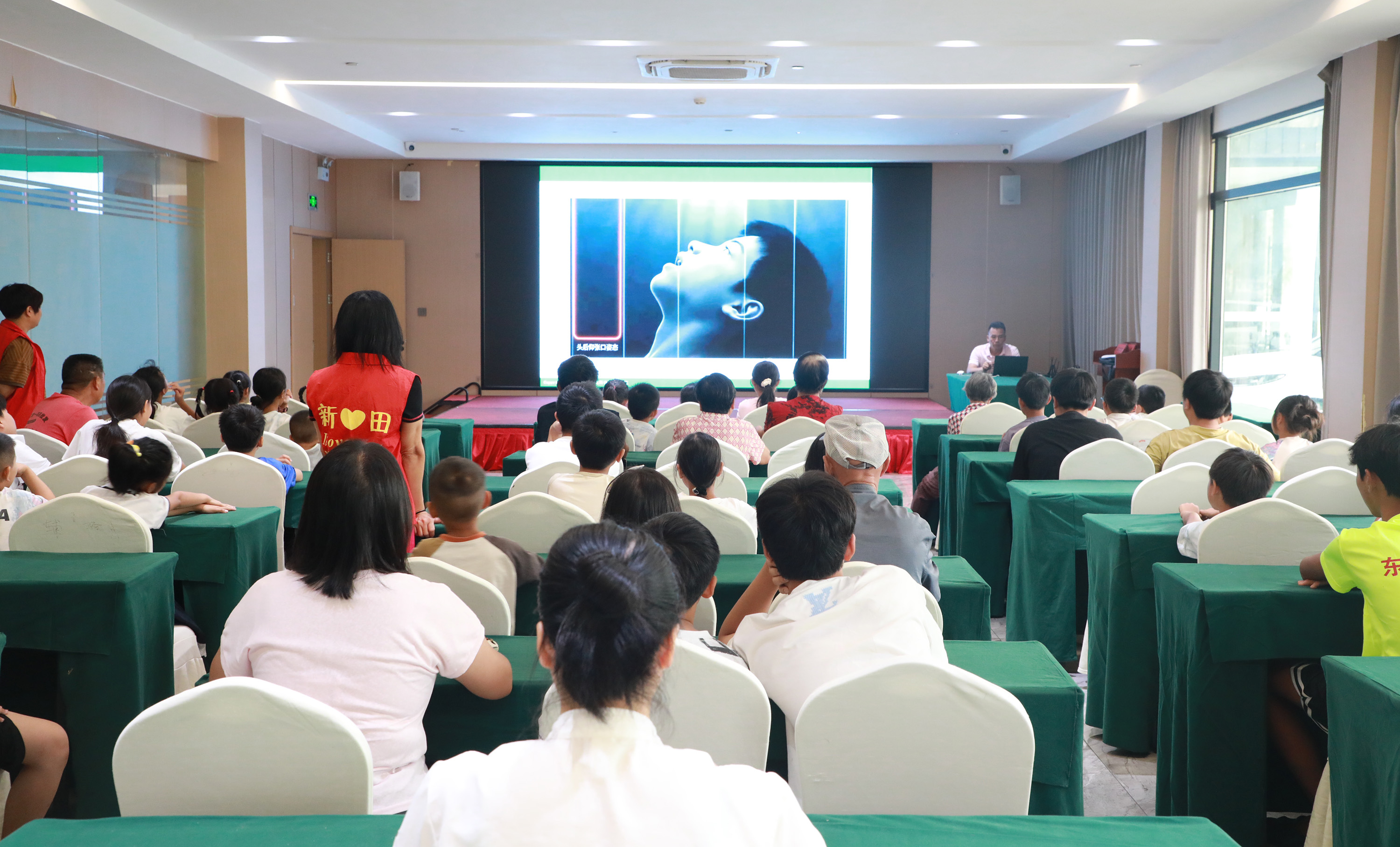 新田县2026年暑期游泳公益培训火热开展 500名学子畅享“安全一夏”