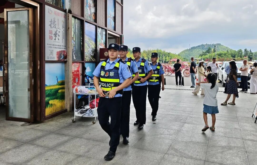 藏蓝青春赴瑶乡 警院学子护航云上花瑶