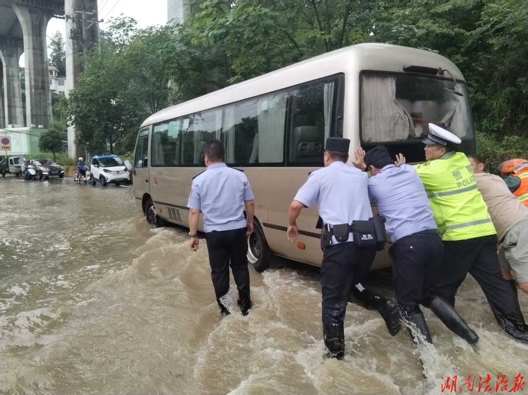 从援疆路到家乡路，他把每件小事做到了心里 ——记凤凰县公安局交管大队副大队长陈聪