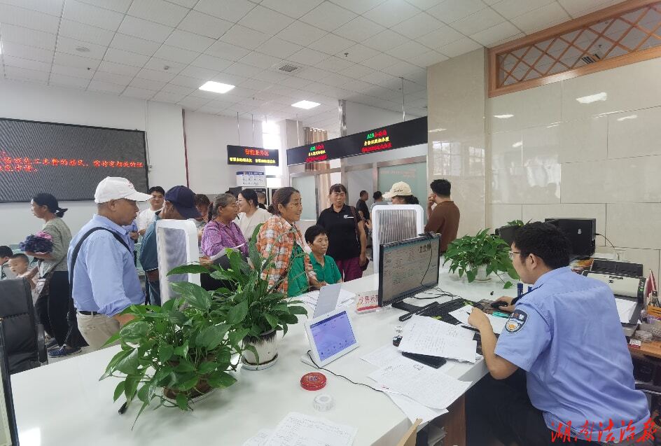 保靖公安：优化窗口服务，助力老年群体便捷办证