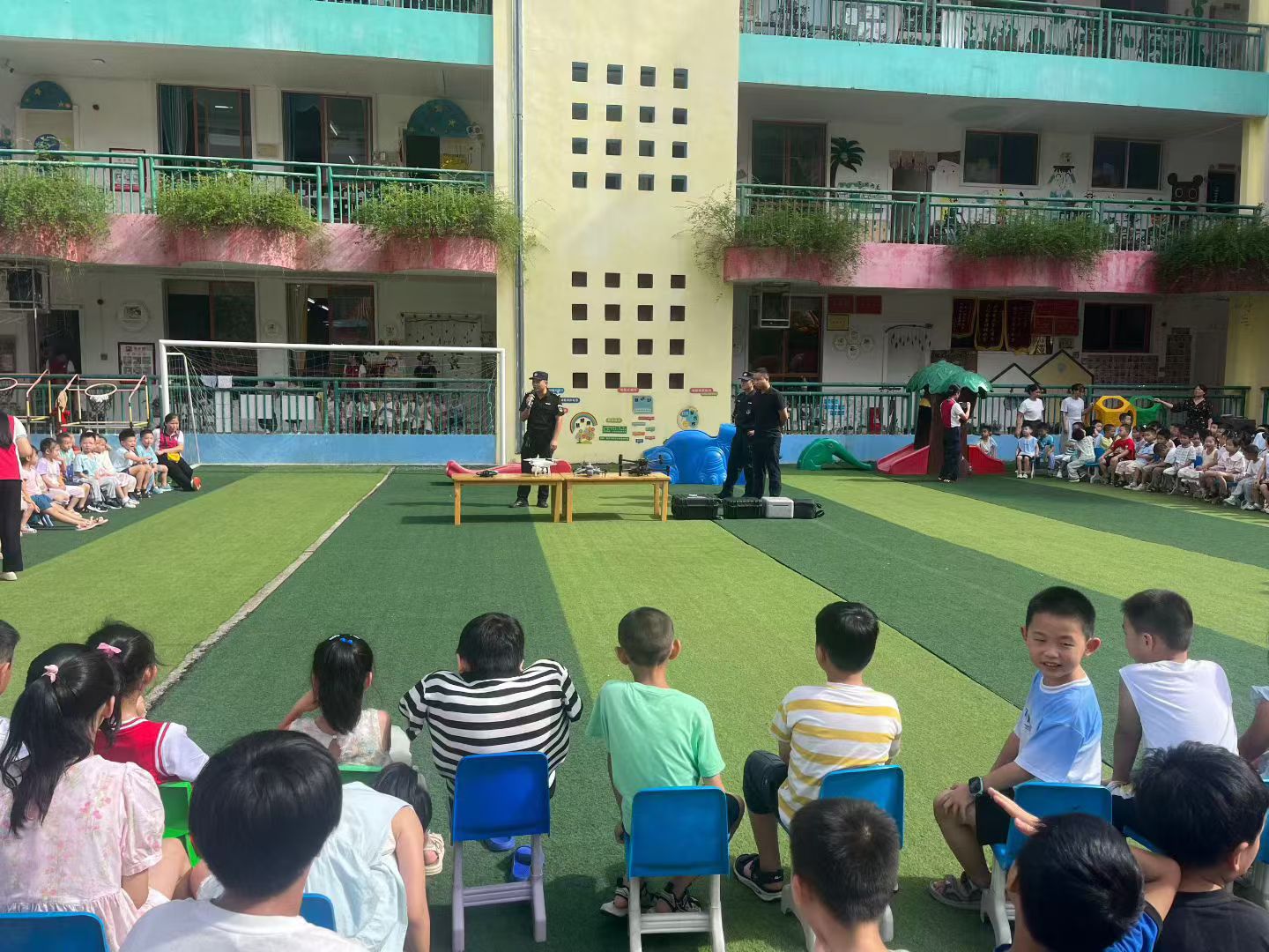 警用无人机“飞”进幼儿园，点亮孩子航天梦