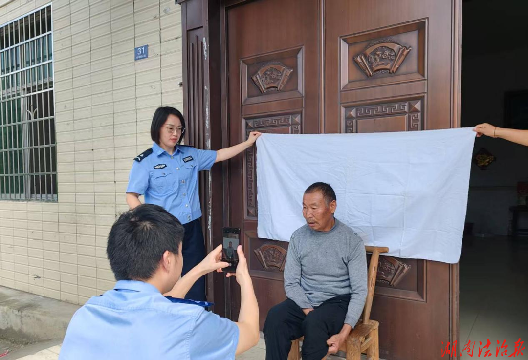 保靖公安：上门办证暖人心、便民服务接地气