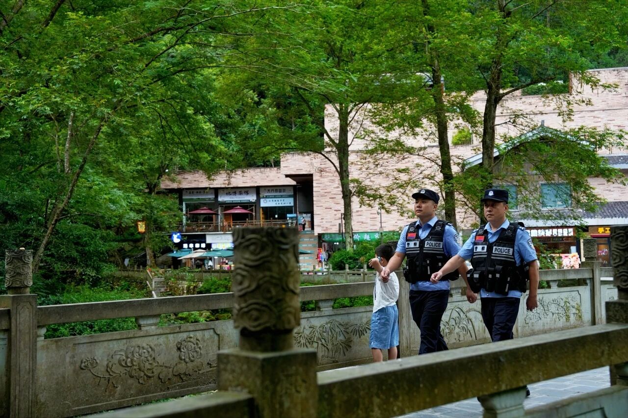 一抹“警察蓝”守护世界级生态绿——张家界国家森林公园景区派出所生态警务实践纪实