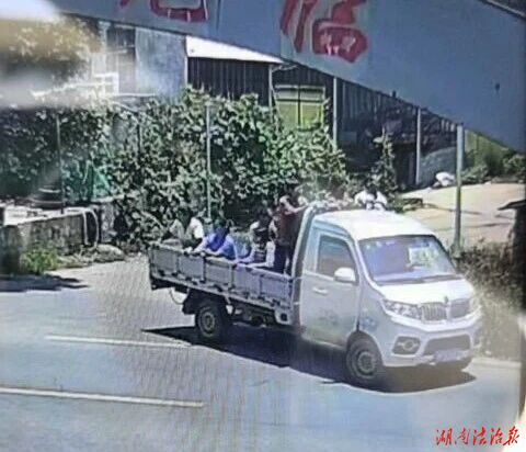 货车违法载人 莫将货车变“祸车”