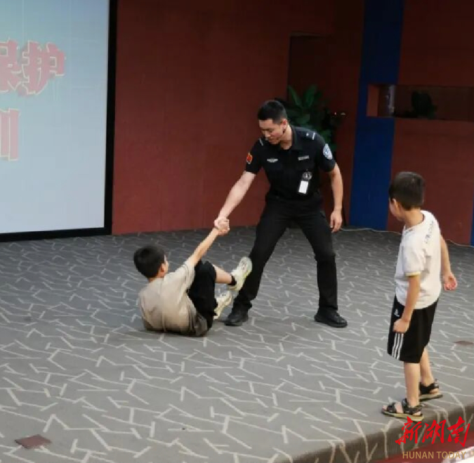 “警察蓝”守护“绝版山水”    张家界国家森林公园景区派出所深化“生态警务”建设