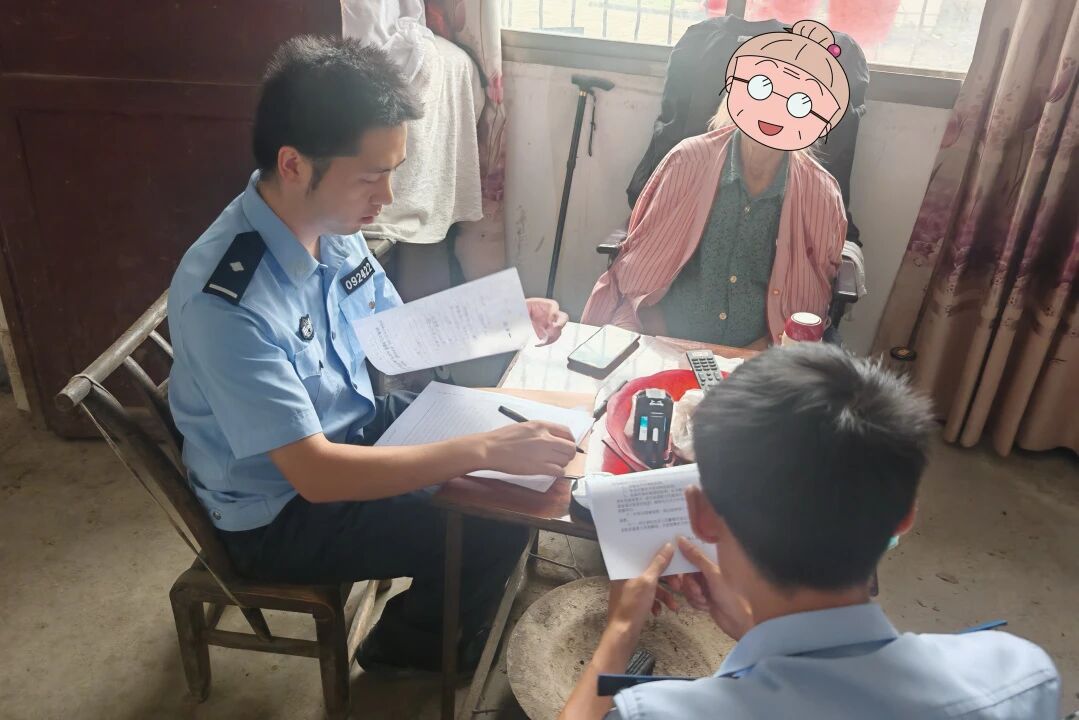 民警俯身当“除草工”，联调上门解“邻里结”