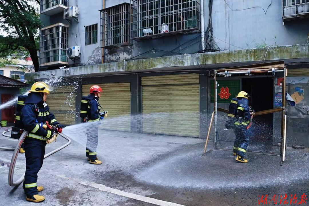 破解老旧小区救援难题 城步消防开展灭火救援实战演练