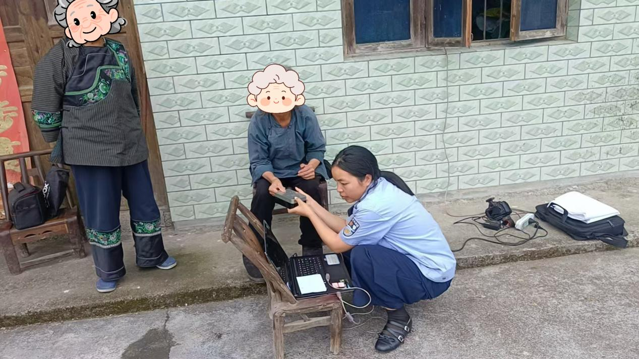 【强治理 护民安 促发展】上门办证暖民心 花垣公安便民服务零距离