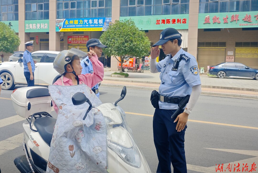 护航夏收路┃东安交警在国省道为跨区收割机手送安全指南