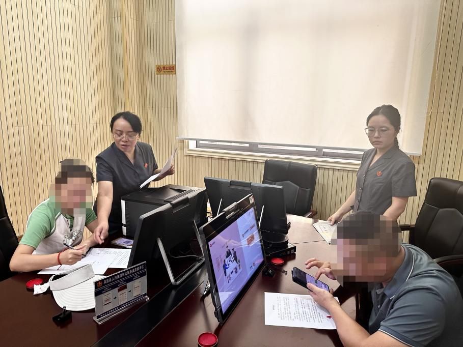 1小时！凤凰法院速解游客新车受损风波