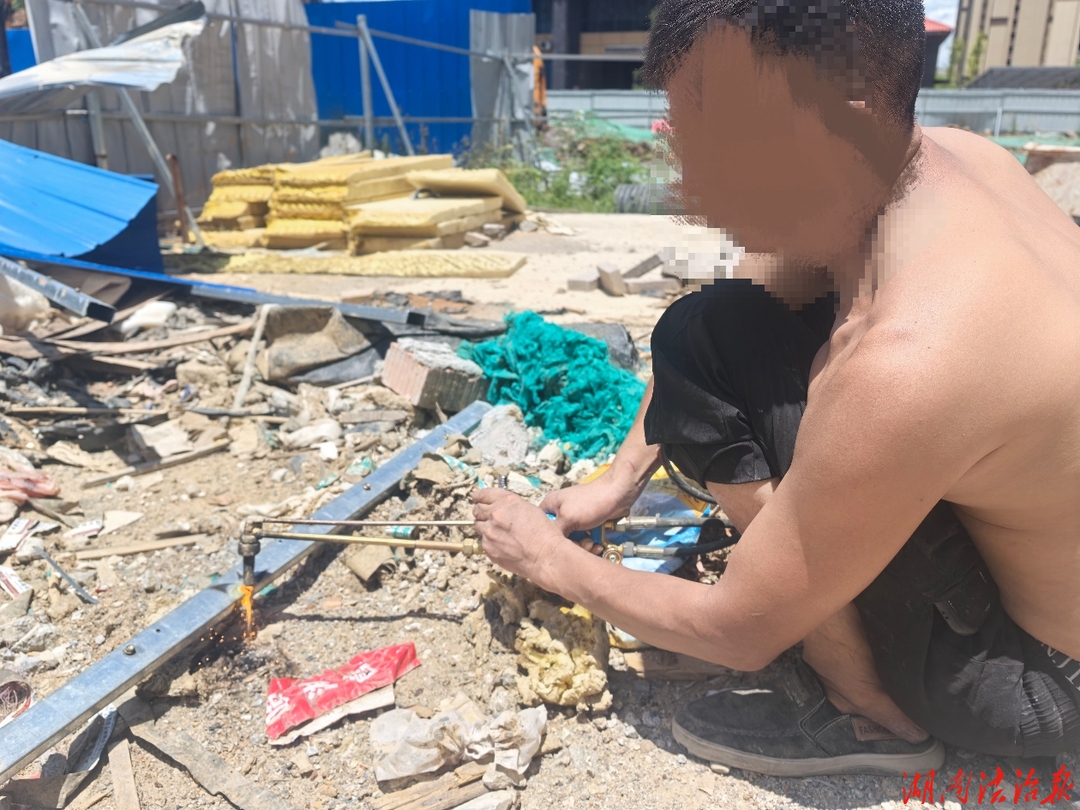 邵阳一在建工地因切割围挡引发火灾，两作业人员被行政拘留