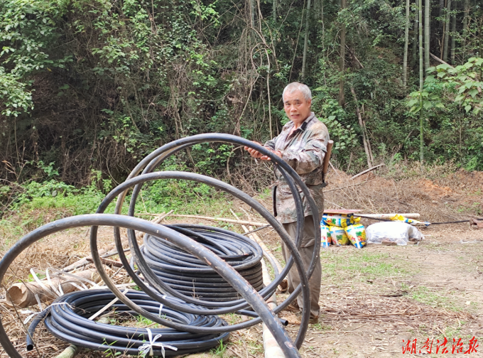 湖南绥宁：路基埋管巧解渴 苗乡善举润民生
