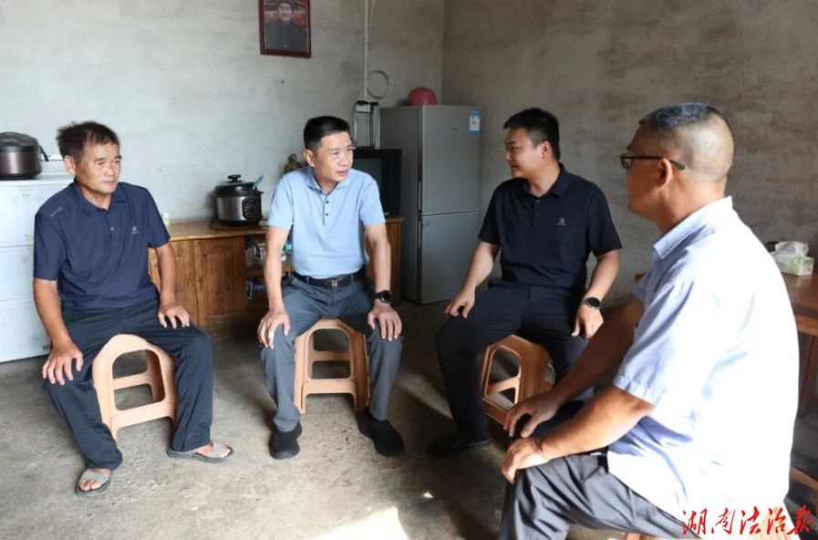 江华：袁章中走访慰问防止返贫致贫对象