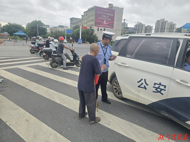 道县：九旬老人街头走失 执勤交警助其回家