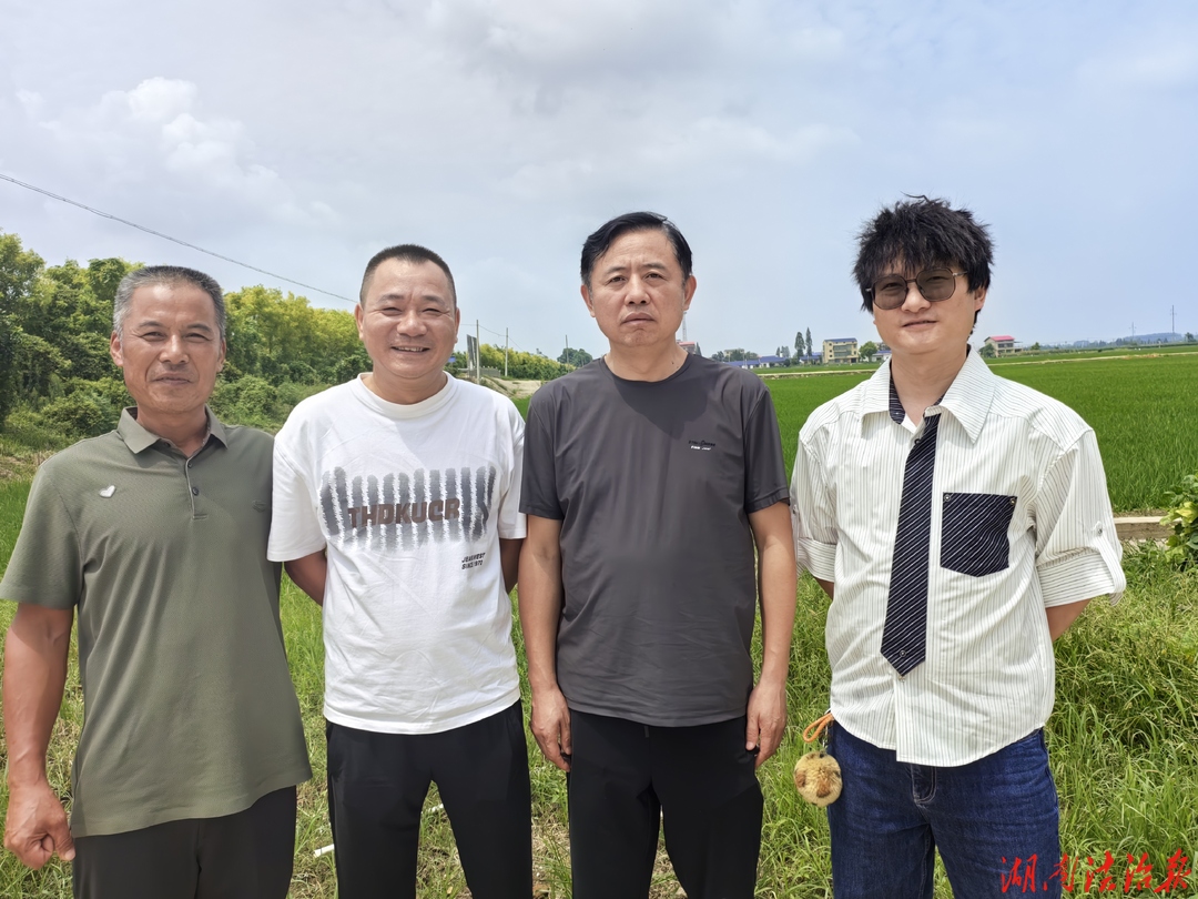 赵奇志：冒着酷暑护苗忙