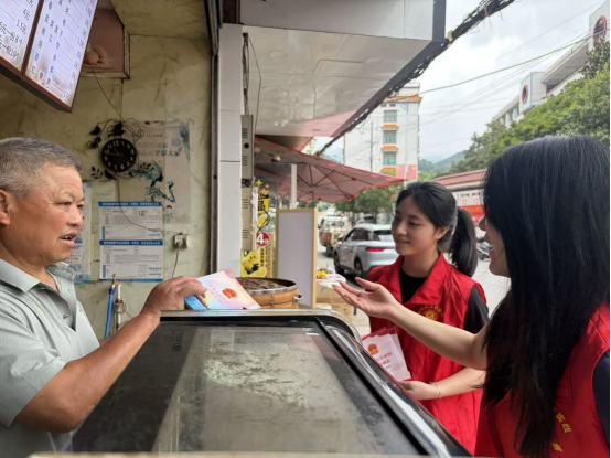 送法下乡润民心 青春普法助振兴