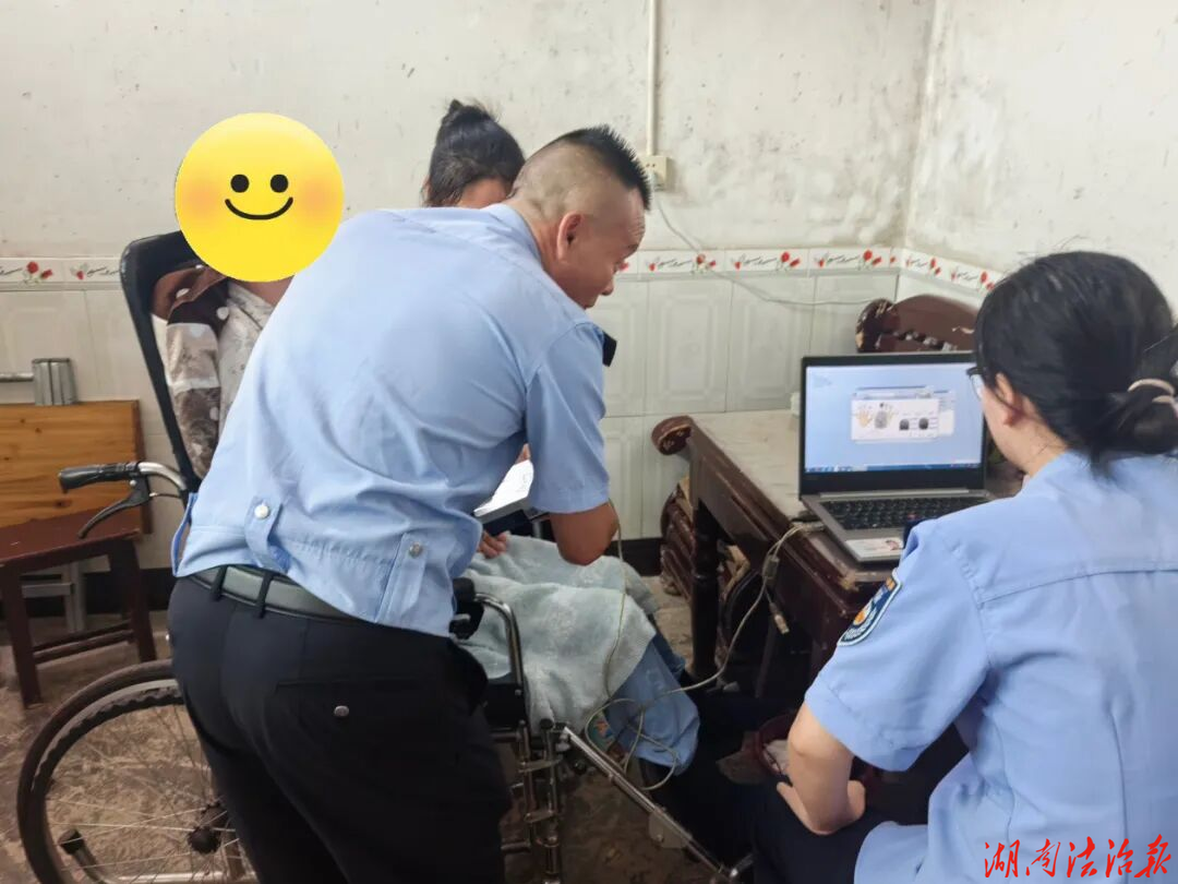 烈日暖人心！民辅警上门办证，打通便民服务“最后一米”