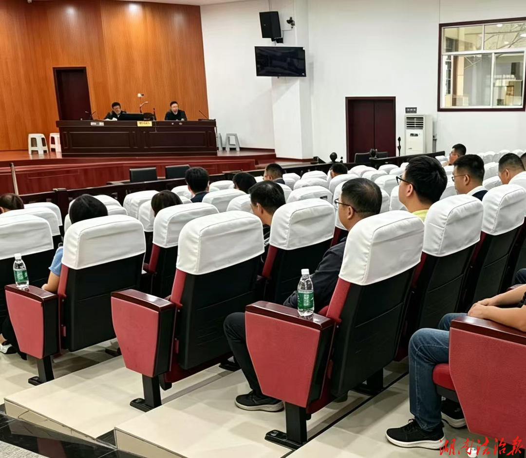 以案释法 庭审变课堂——花垣县组织乡镇“一把手”旁听拆违案件庭审