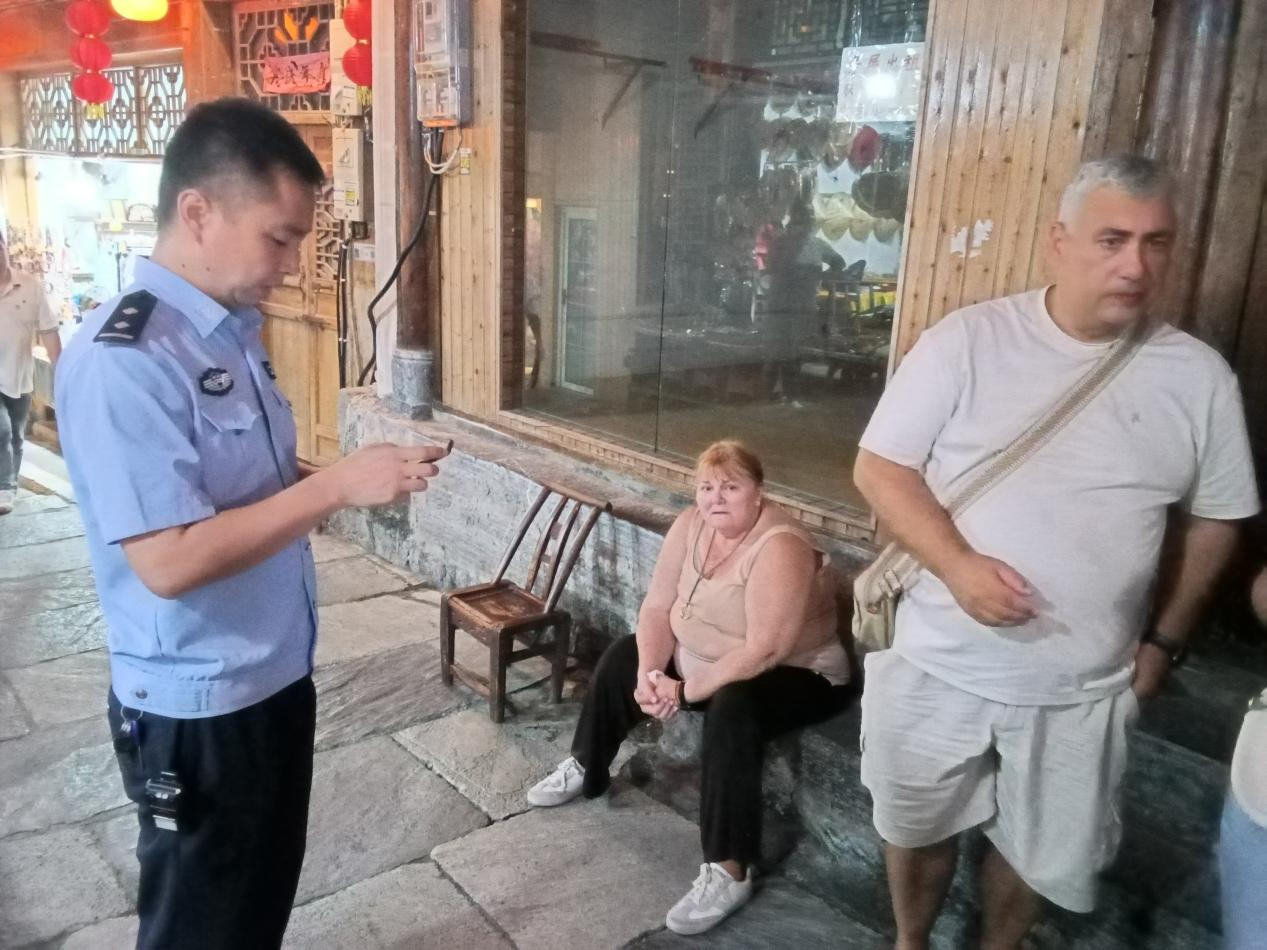 暖心救助外籍游客 温情守护旅途平安