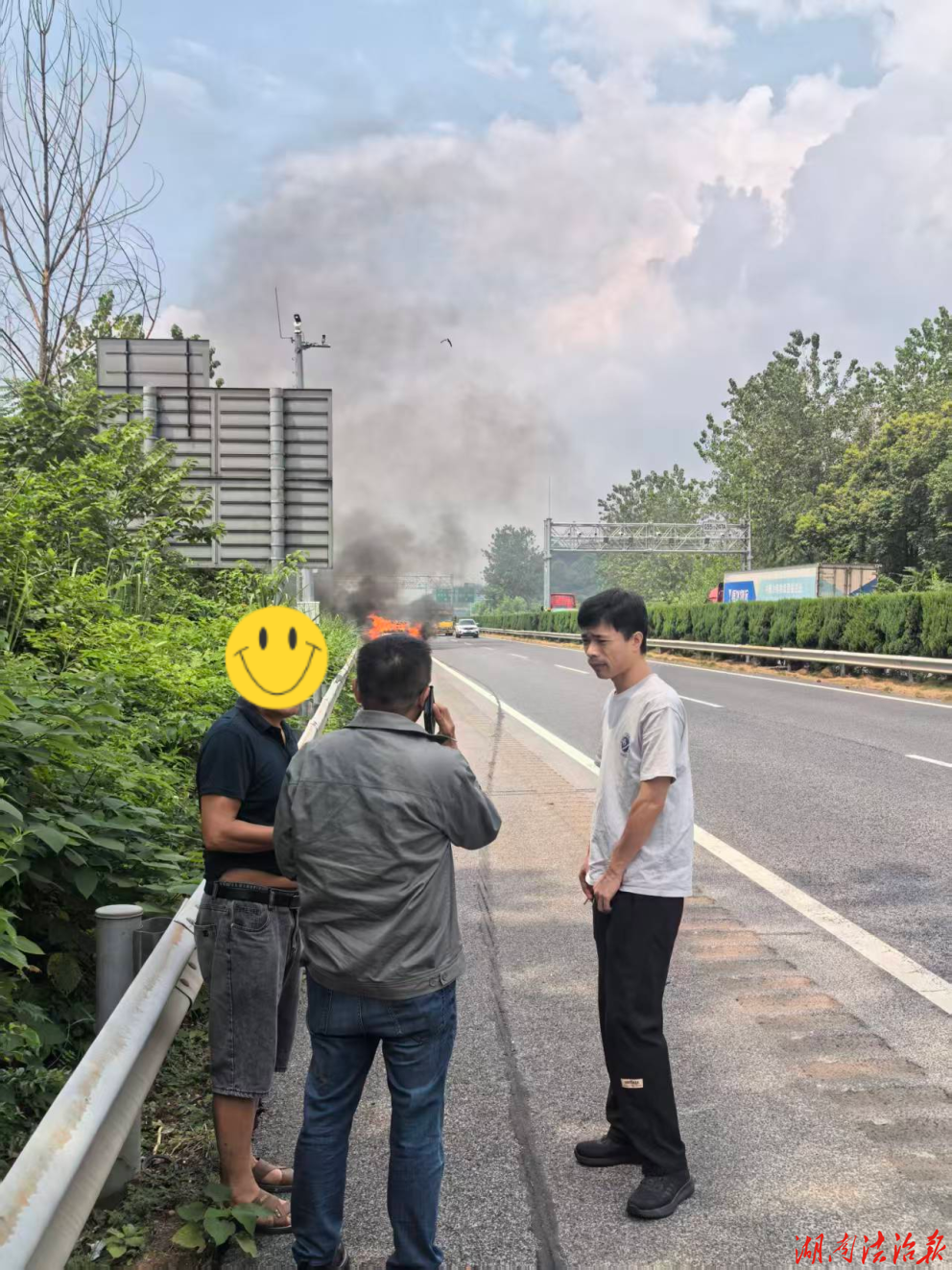 SUV汽车高速突然自燃，慈利刑侦民警路过紧急排险