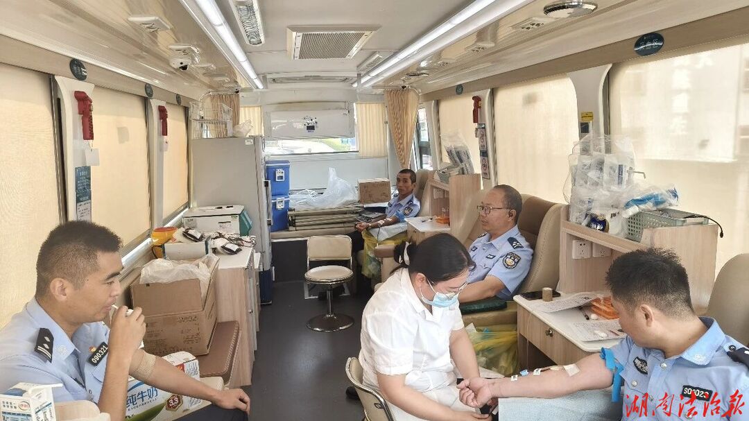 藏蓝赴热血 挽袖传温情