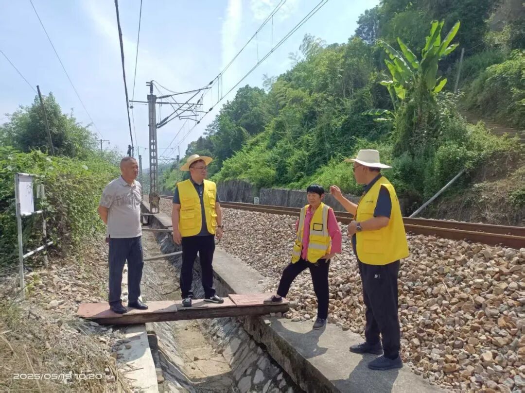 干群合力共筑焦柳铁路平安防线