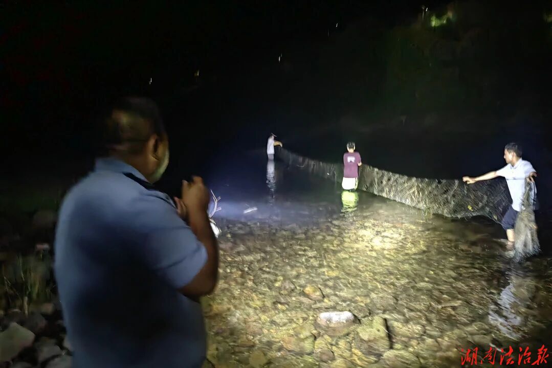 凌晨“水上守护” 出动，筑牢澧水南源生态防线