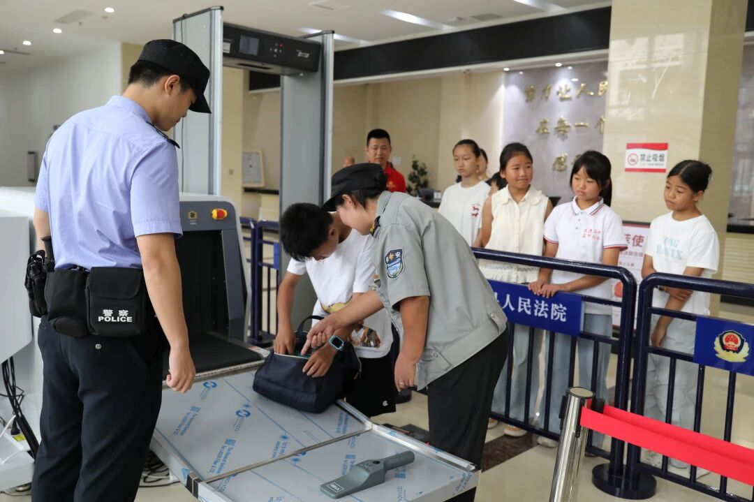 凤凰法院：公众开放日迎来6名“小法官”