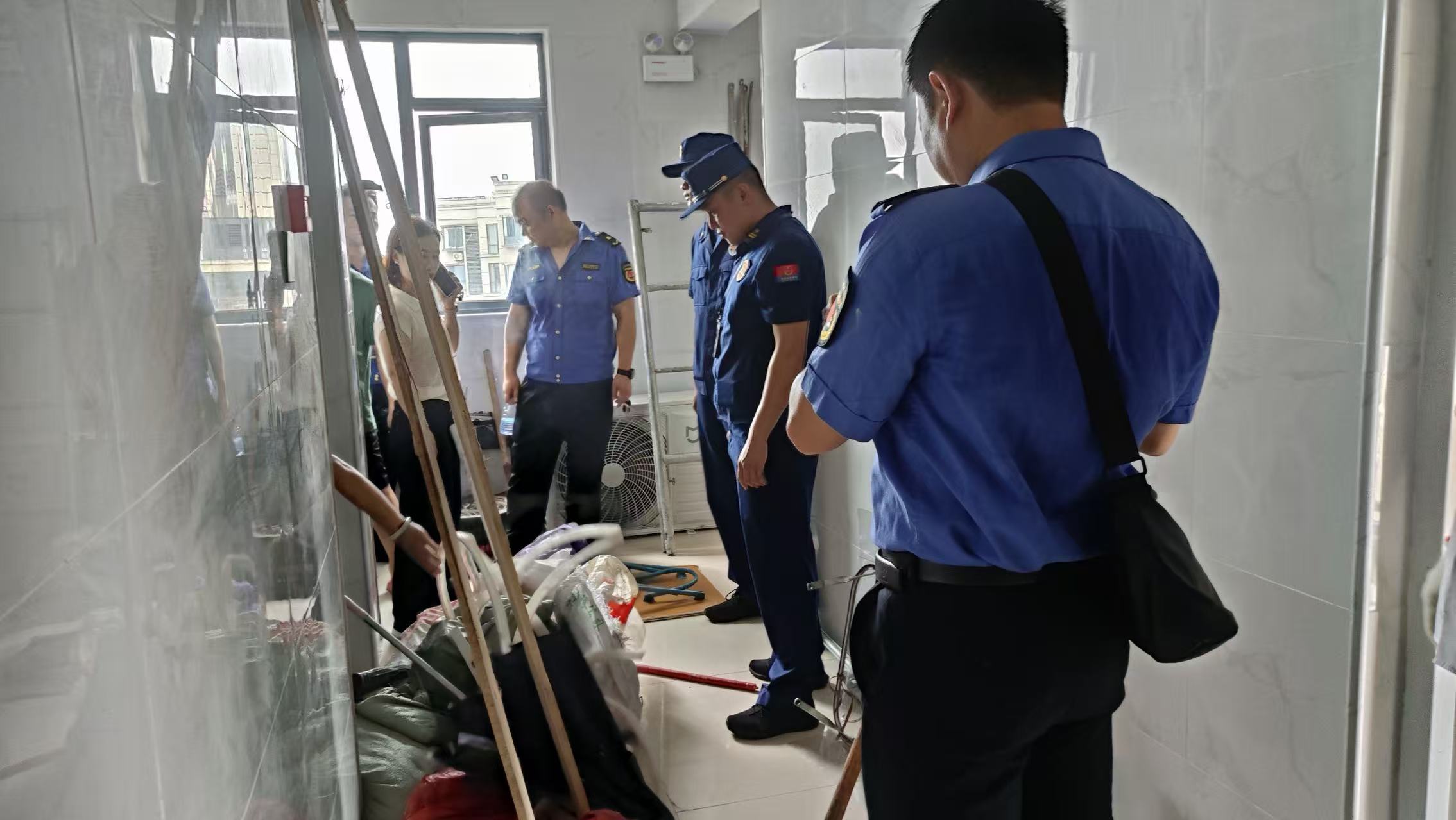 清杂物、保通道！新宁县多部门联合整治住宅小区楼道隐患