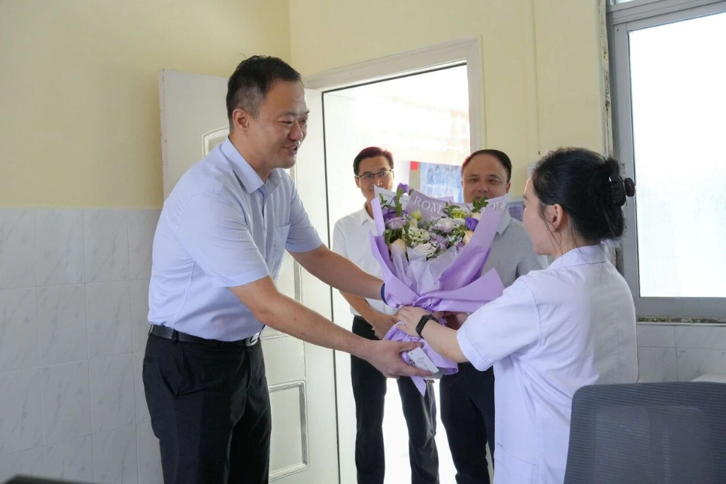 江永：李群辉、于思洋走访慰问一线医务工作者