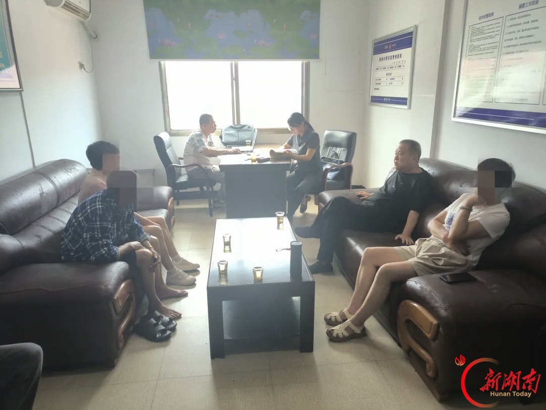 芦淞法院绘就矛盾纠纷调解好“枫”景 白关法庭“老黄调解室”就地化解邻里纠纷