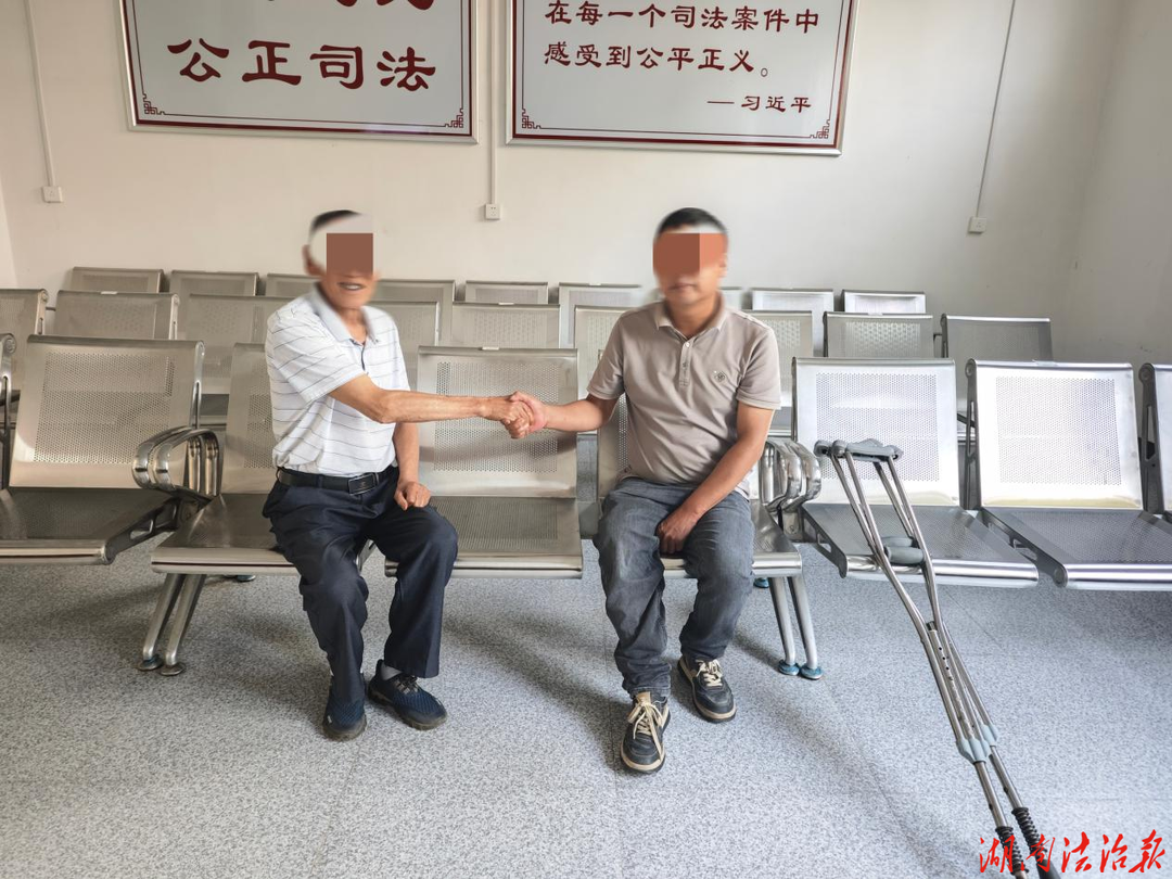 矛盾化解暖人心，握手言和显真情