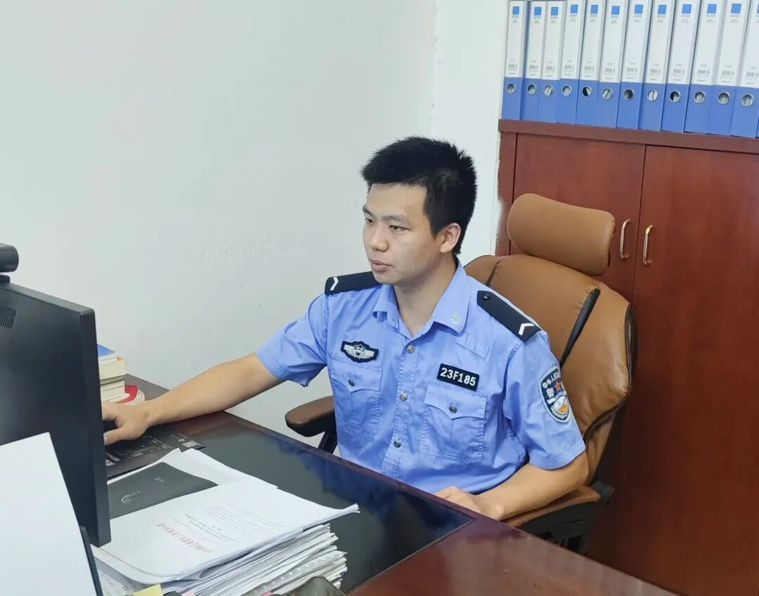警徽熠熠、初心灼灼，奋斗正当时！
