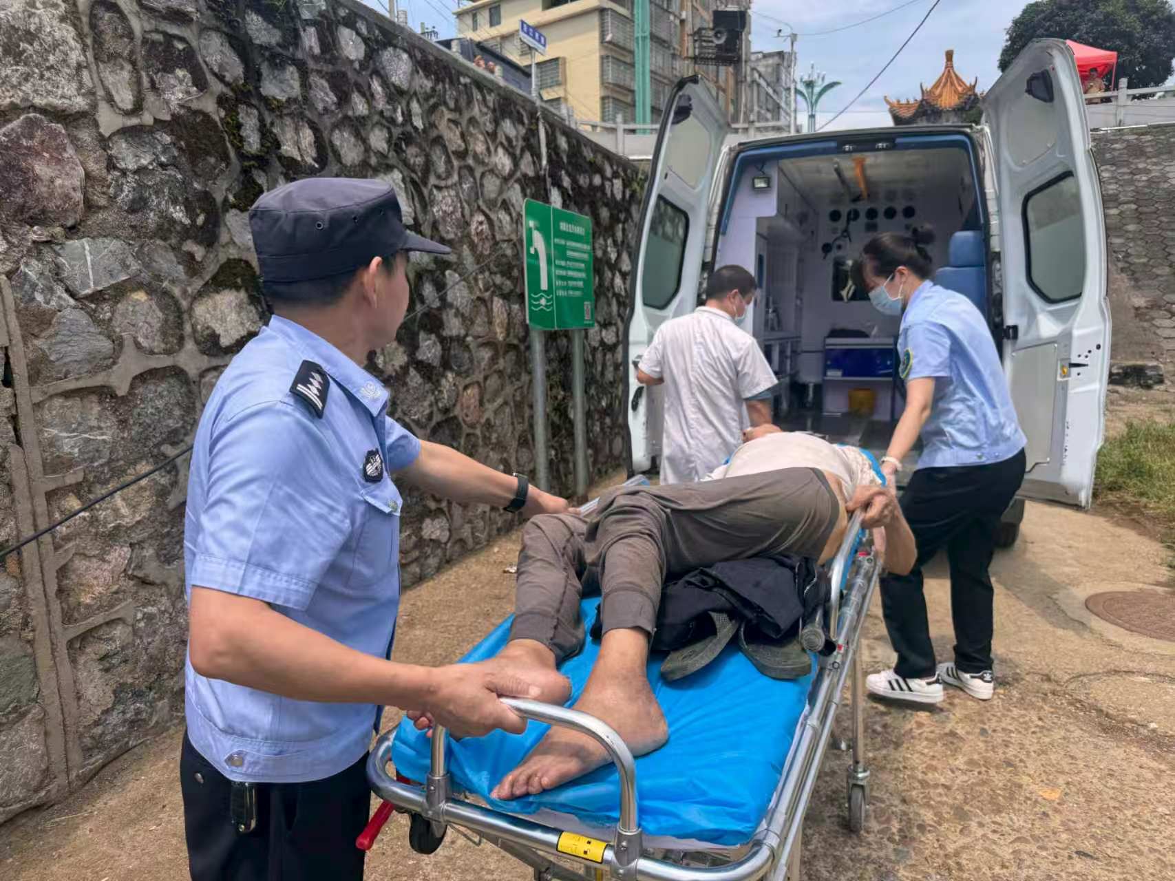 祁阳公安紧急救助落水老人 警民合力化险为夷