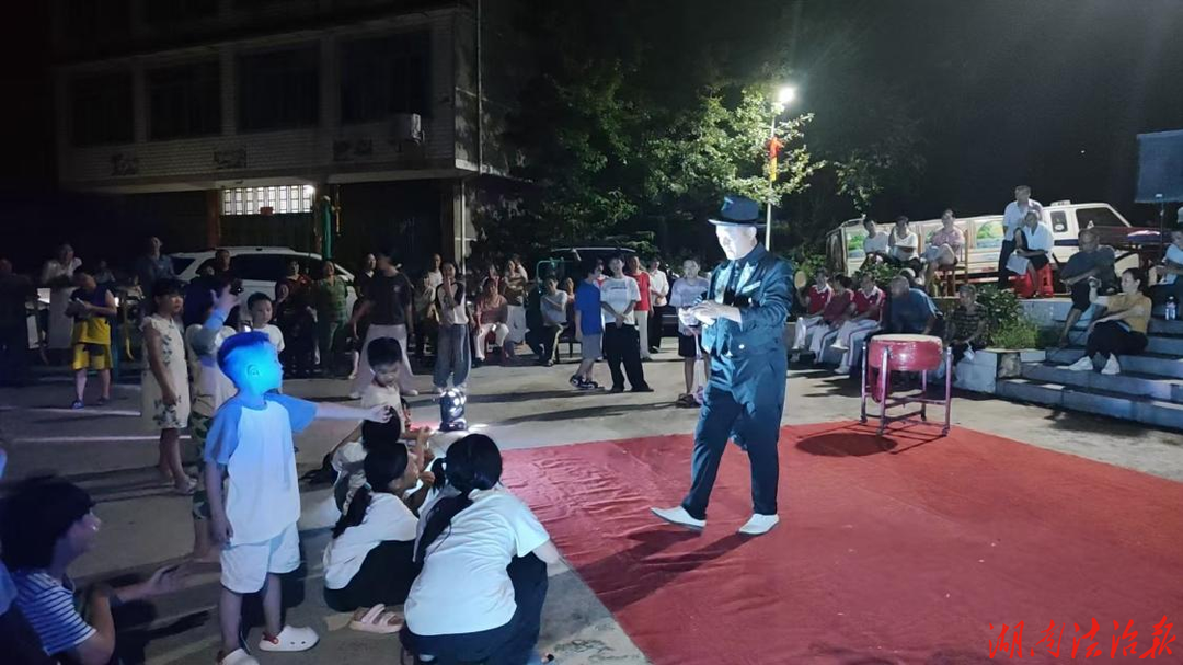 梓门桥镇邓家塘村：村民登台唱主角 邻里同乐闹夏夜