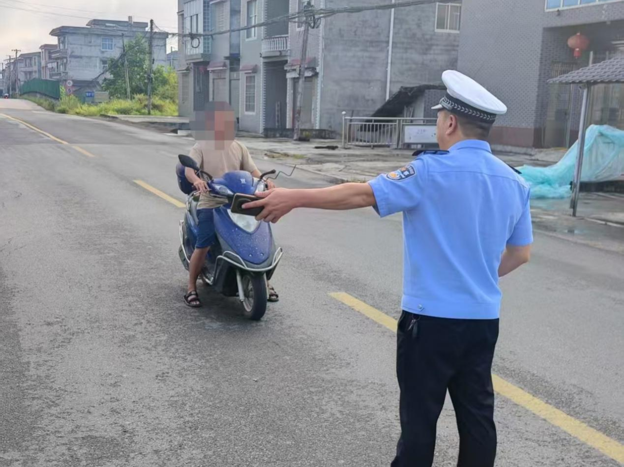 【强治理 护民安】严查交通违法 守护出行平安——龙山公安常态化开展摩托车交通整治行动