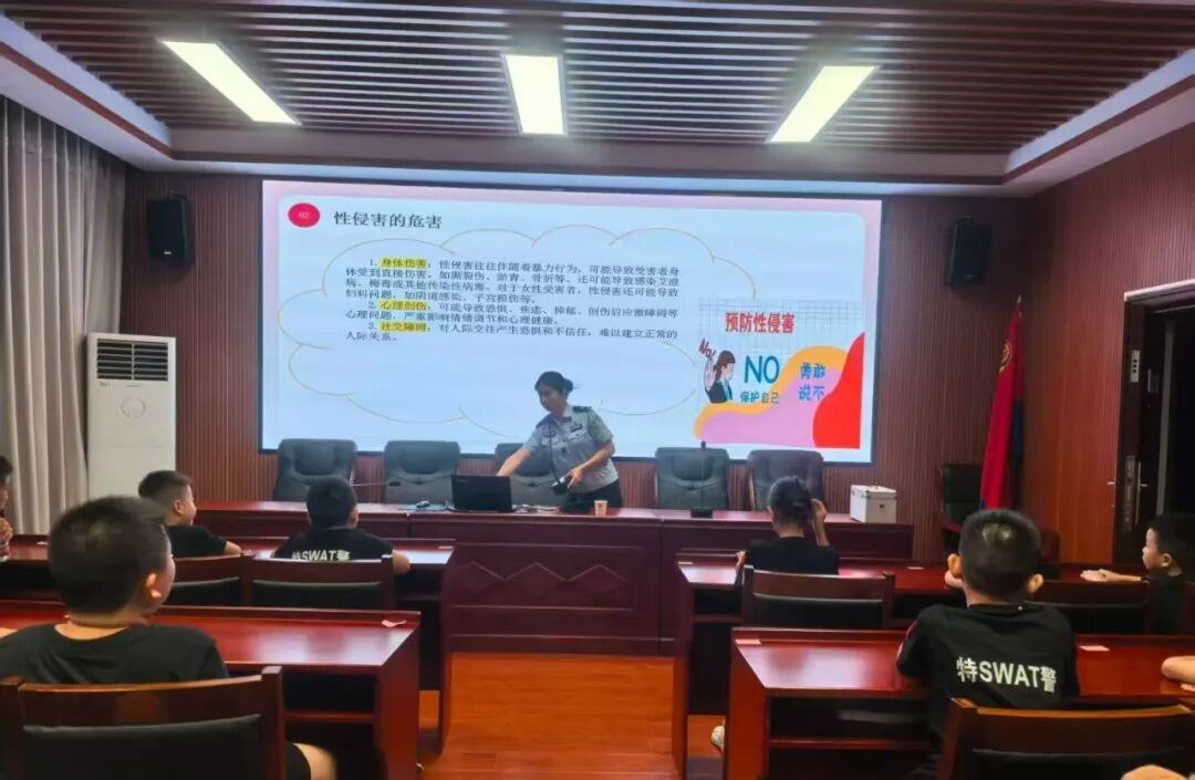蓝菁“警”色护童心 法治课堂筑防线