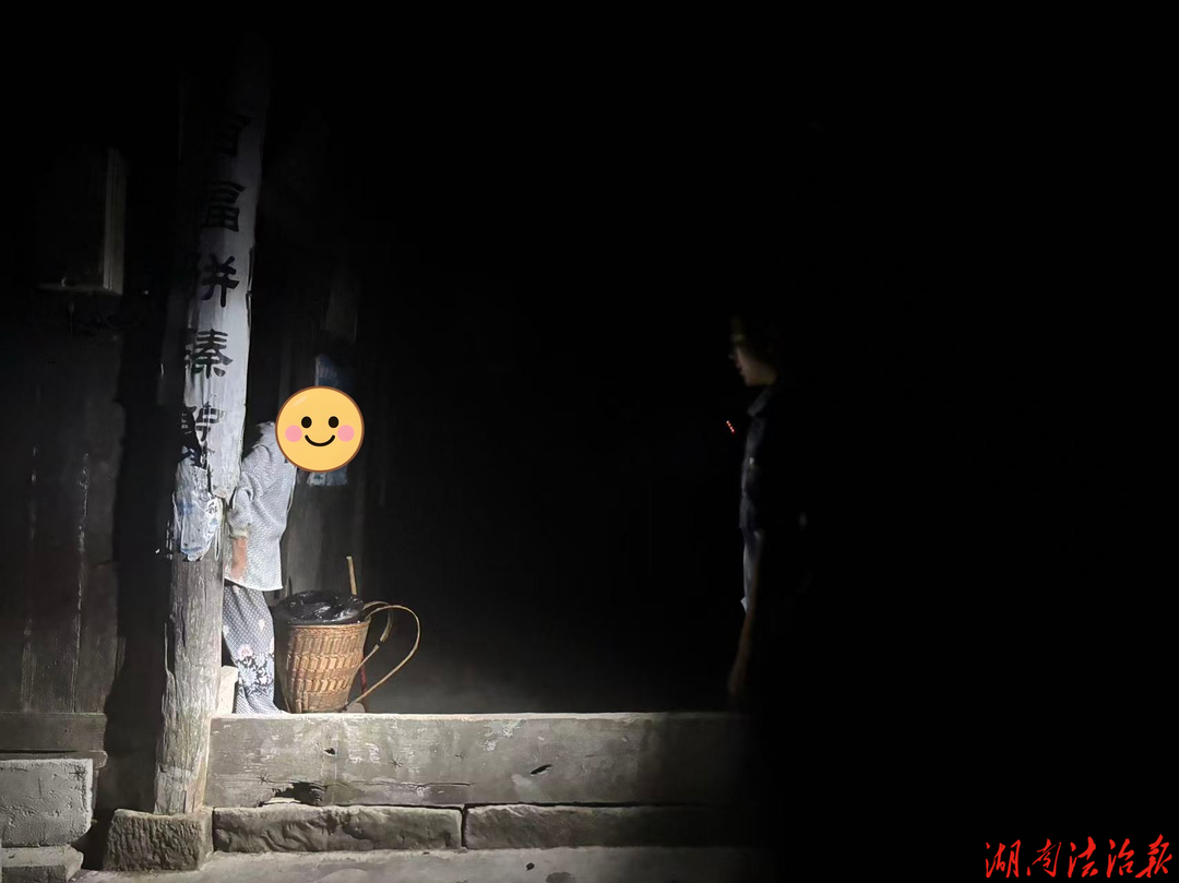 老司城：警暖深夜 护送七旬老人回家