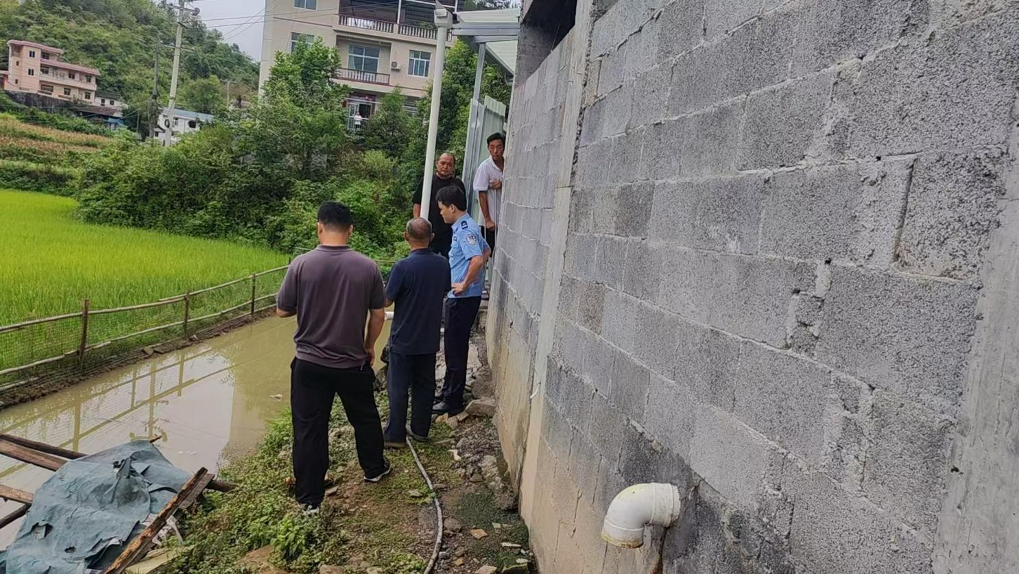 【强治理 护民安 促发展】地权争议引发邻里阻工 民警调解守护邻里和睦