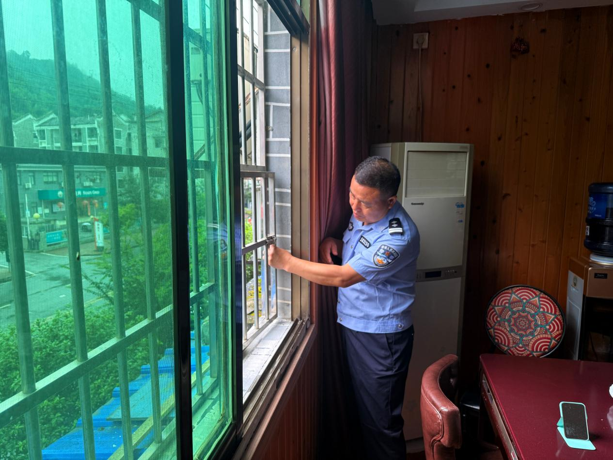 【强治理 护民安】龙山县公安局里耶派出所彻窗破网除隐患 护航旅馆平安经营