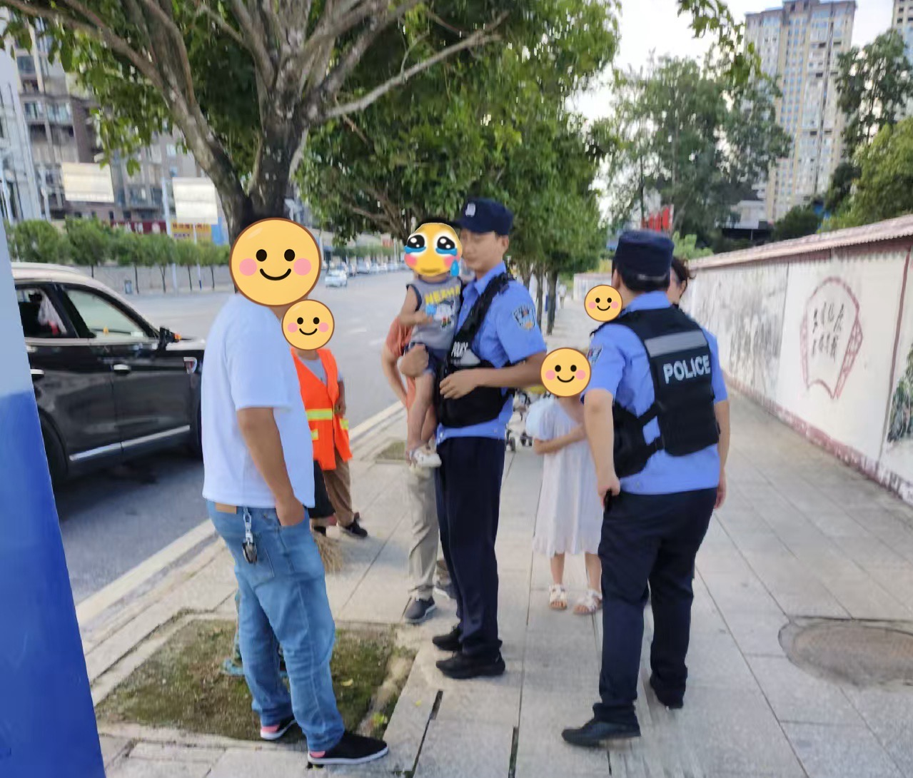 永顺老司城：孩童街头走失 民警快速寻回家人